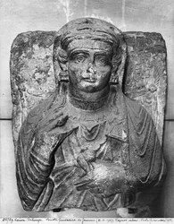 Grabrelief einer weiblichen Figur, aus Palmyra, Syrien